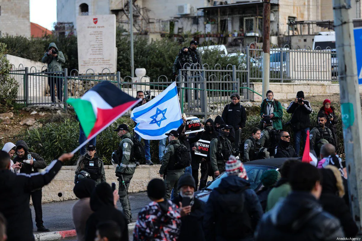 Cerca de cem pessoas se reúnem para protestar contra a ocupação de Israel, políticas de assentamentos ilegais e deportação de palestinos no bairro de Sheikh Jarrah, em Jerusalém Oriental, em 25 de fevereiro de 2022 [Mustafa Alkharouf/Agência Anadolu]
