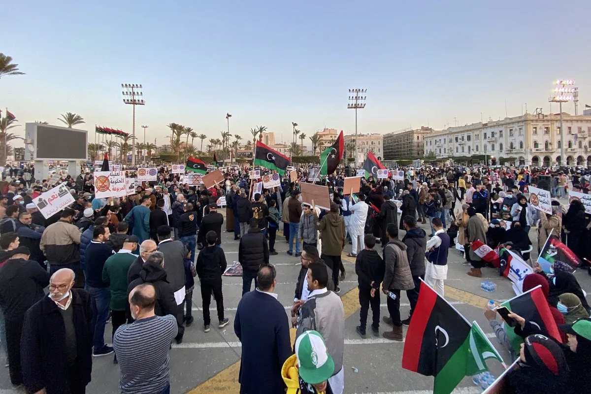 Centenas de pessoas protestam em Trípoli, Líbia, em 5 de março de 2022 [Hazem Ahmed Turkia/Agência Anadolu]
