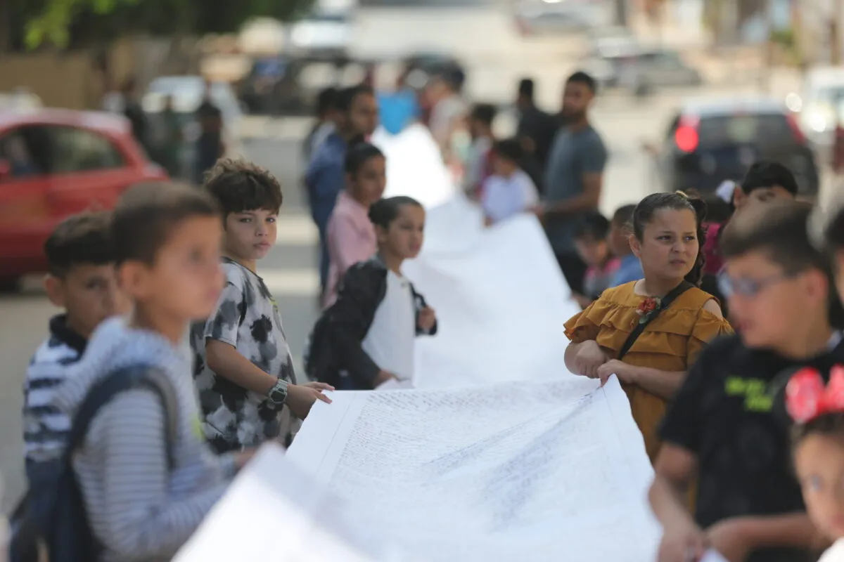 Palestinos entregam carta de 100 milhões à Cruz Vermelha descrevendo as violações de Israel contra prisioneiros palestinos [Mohammed Asad/Monitor do Oriente Médio]
