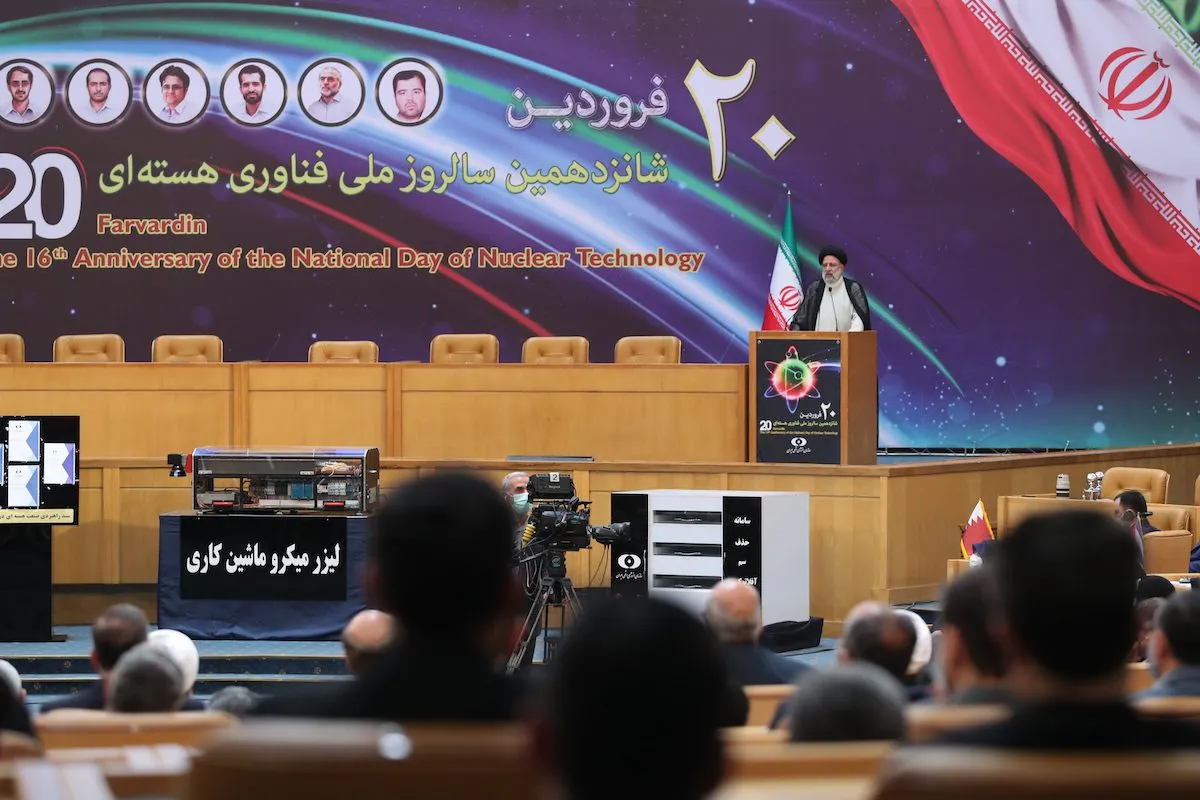 Presidente iraniano Ebrahim Reisi visita exibição organizada pela Agência de Energia Atômica do Irã, no Dia Nacional da Tecnologia Nuclear, em Teerã, 9 de abril de 2022 [Presidência do Irã/Agência Anadolu]
