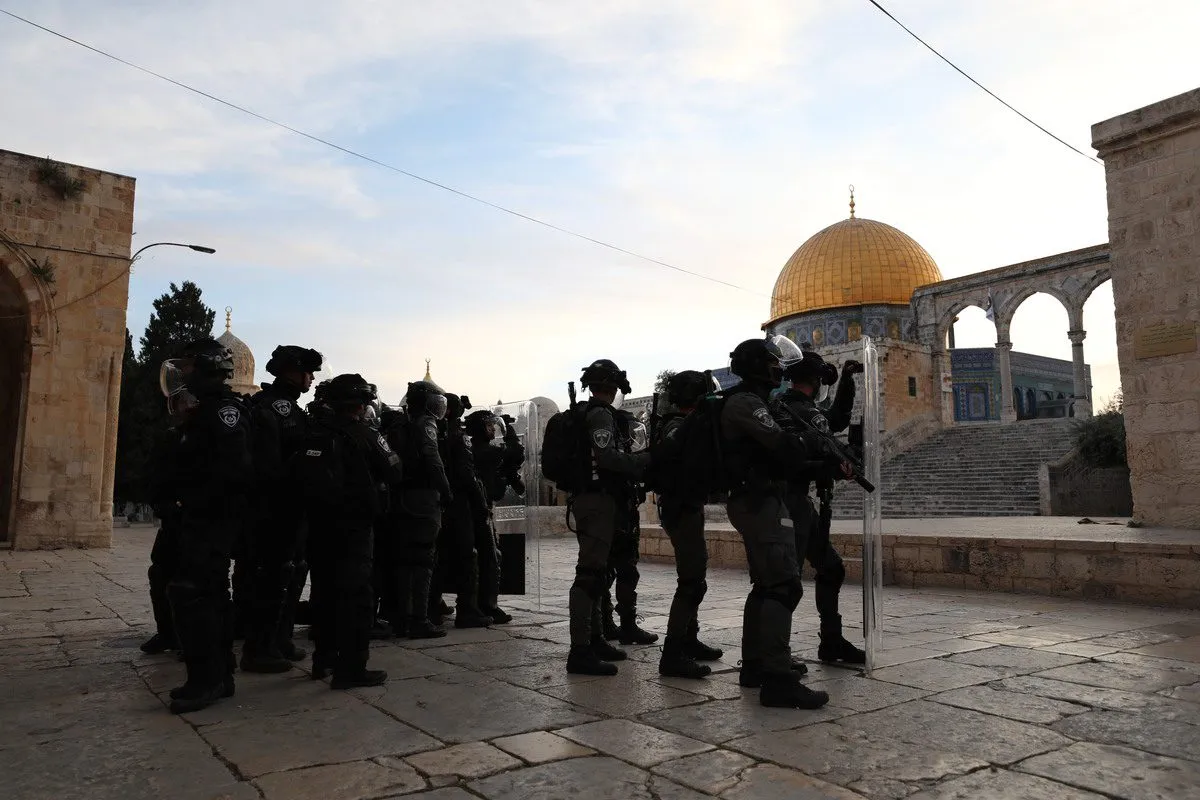 Forças israelenses invadem o pátio de Al-Aqsa, em Jerusalém Oriental ocupada, 22 de abril de 2022 [Mostafa Alkharouf/Agência Anadolu]
