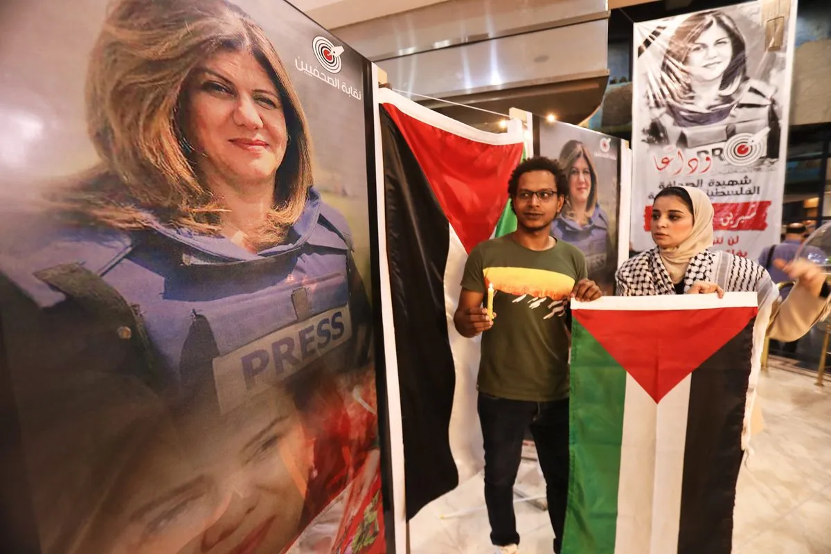 Jornalistas egípcios se reúnem para homenagear a jornalista da Al-Jazeera Shireen Abu Akleh, que morreu em consequência de disparos feitos por soldados israelenses no campo de refugiados de Jenin, no Cairo, Egito, em 17 de maio de 2022 [Mohamed Abdel Hamid/Anadolu Agência]
