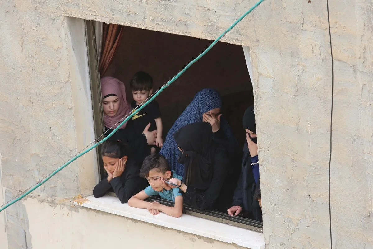 Parentes choram durante cerimônia fúnebre em Jenin, no dia 21 de maio de 2022 em Jenin, Cisjordânia [Agência Nedal Eshtayah/Anadolu]
