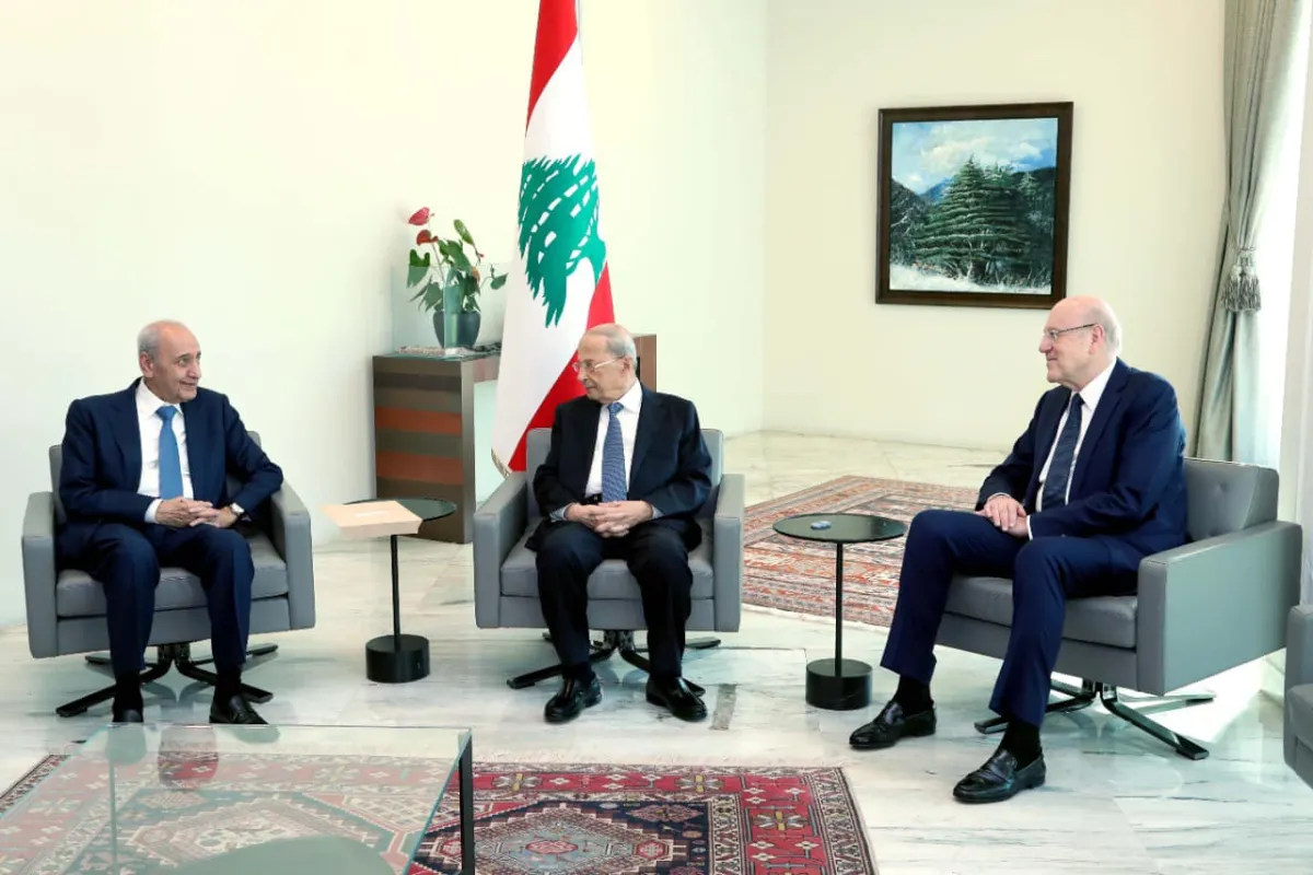 Presidente do Líbano Michel Aoun (centro) encontra-se com o premiê Najib Mikati e chefe do legislativo, Nabih Berri, em Beirute, 23 de junho de 2022 [Presidência do Líbano/Agência Anadolu]
