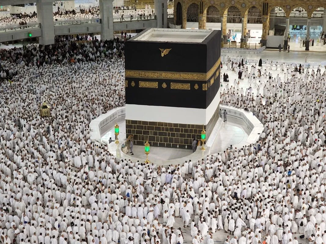 Peregrinação islâmica (Hajj) ao redor da Caaba, na cidade de Meca, Arábia Saudita, em 29 de junho de 2022 [Ashraf Amra/Agência Anadolu]
