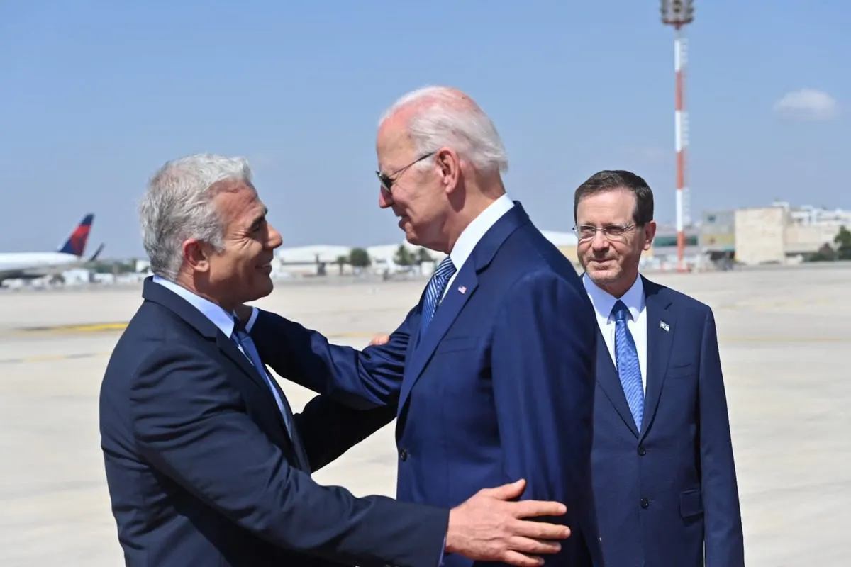 Presidente dos Estados Unidos Joe Biden é recebido pelo Presidente de Israel Isaac Herzog e pelo primeiro-ministro Yair Lapid, no Aeroporto Ben Gurion, perto de Tel Aviv, em 13 de julho de 2022 [Governo de Israel/Agência Anadolu]
