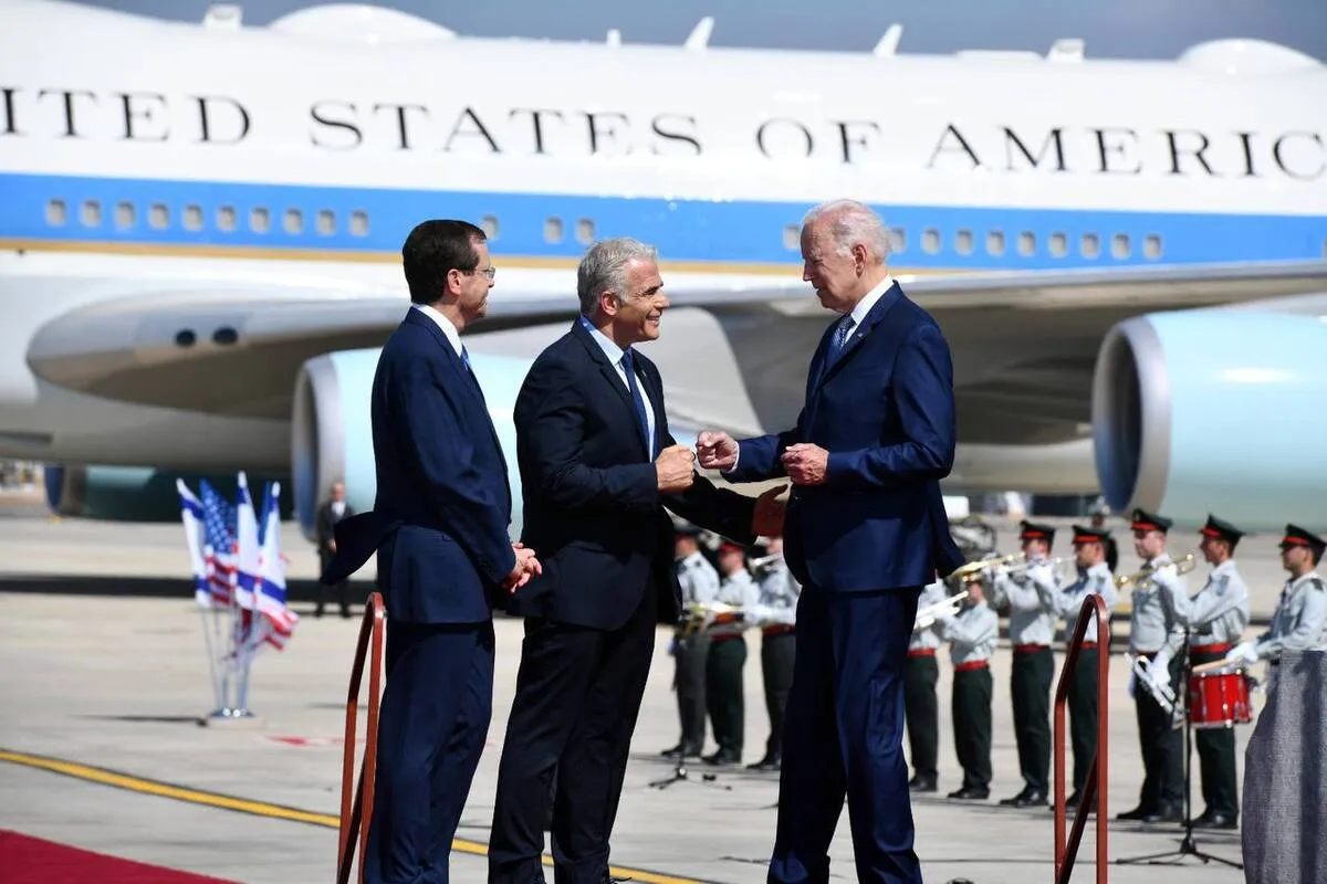 O presidente dos EUA Joe Biden (dir.) é recebido pelo presidente israelense Isaac Herzog (esq.) e o primeiro-ministro israelense Yair Lapid (centro) em Tel Aviv, Israel em 13 de julho de 2022 [Agência de Imprensa do Governo de Israel/Agência Anadolu] 
