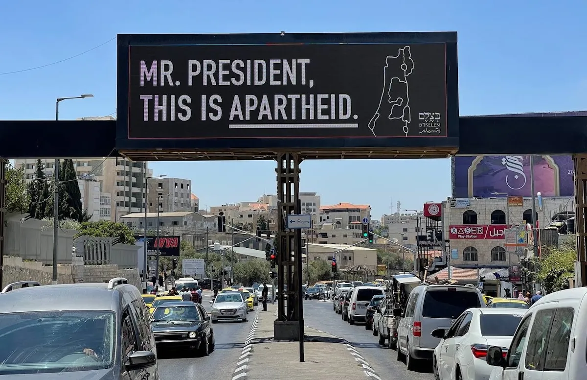 Campanha da ong israelense de direitos humanos B’Tselem diante da visita do Presidente dos EUA Joe Biden aos territórios ocupados, na cidade de Belém, Cisjordânia, 13 de julho de 2022 [Hisham K.K. Abu Shaqra/Agência Anadolu]
