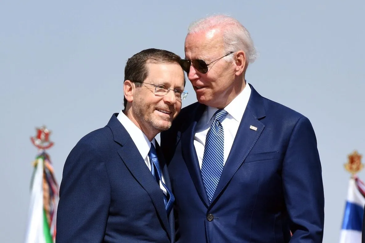 Presidente dos EUA Joe Biden é recebido por seu homólogo israelense Isaac Herzog, no Aeroporto Ben Gurion, perto de Tel Aviv, 13 de julho de 2022 [Governo de Israel/Agência Anadolu]
