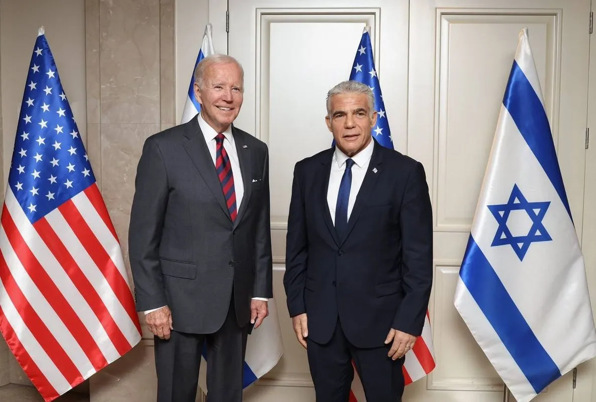 O presidente dos EUA Joe Biden (E) encontra o primeiro-ministro israelense Yair Lapid (R ) em Tel Aviv, Israel, em 14 de julho de 2022 [Serviço de Imprensa do Governo de Israel/Agência Anadolu]
