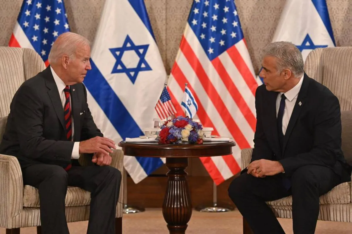 O presidente dos EUA Joe Biden (esq.) encontra o primeiro-ministro israelense Yair Lapid (dir.) em Tel Aviv em 14 de julho de 2022 [Agência de Imprensa do Governo de Israel/Agência Anadolu] 
