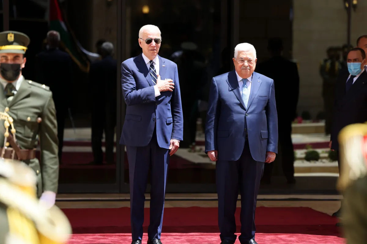 Presidente dos EUA Joe Biden é recebido por seu homólogo palestino Mahmoud Abbas em Belém, na Cisjordânia ocupada, 15 de julho de 2022 [Presidência Palestina/Agência Anadolu]

