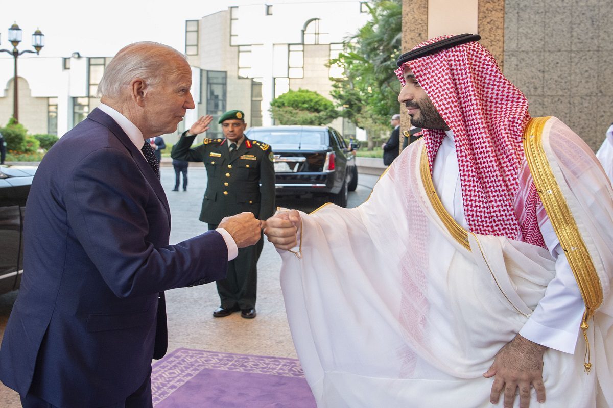 Presidente dos Estados Unidos Joe Biden é recebido no Palácio Real de Jeddah por Mohammed bin Salman, príncipe herdeiro e governante de facto da Arábia Saudita, 15 de julho de 2022 [Corte Real Saudita/Agência Anadolu]
