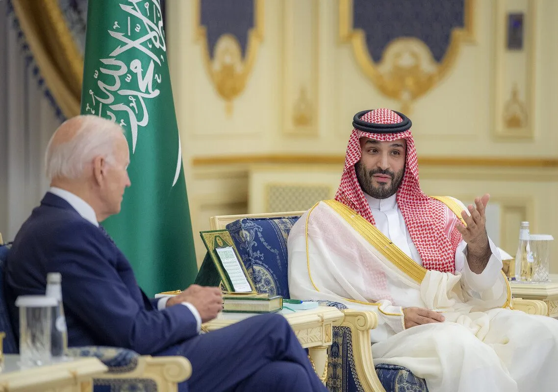 O presidente dos EUA, Joe Biden (D) encontra o príncipe herdeiro da Arábia Saudita Mohammed bin Salman (E) no Palácio Real de Alsalam em Jeddah, Arábia Saudita, em 15 de julho de 2022 [Corte Real da Arábia Saudita - Agência Anadolu]