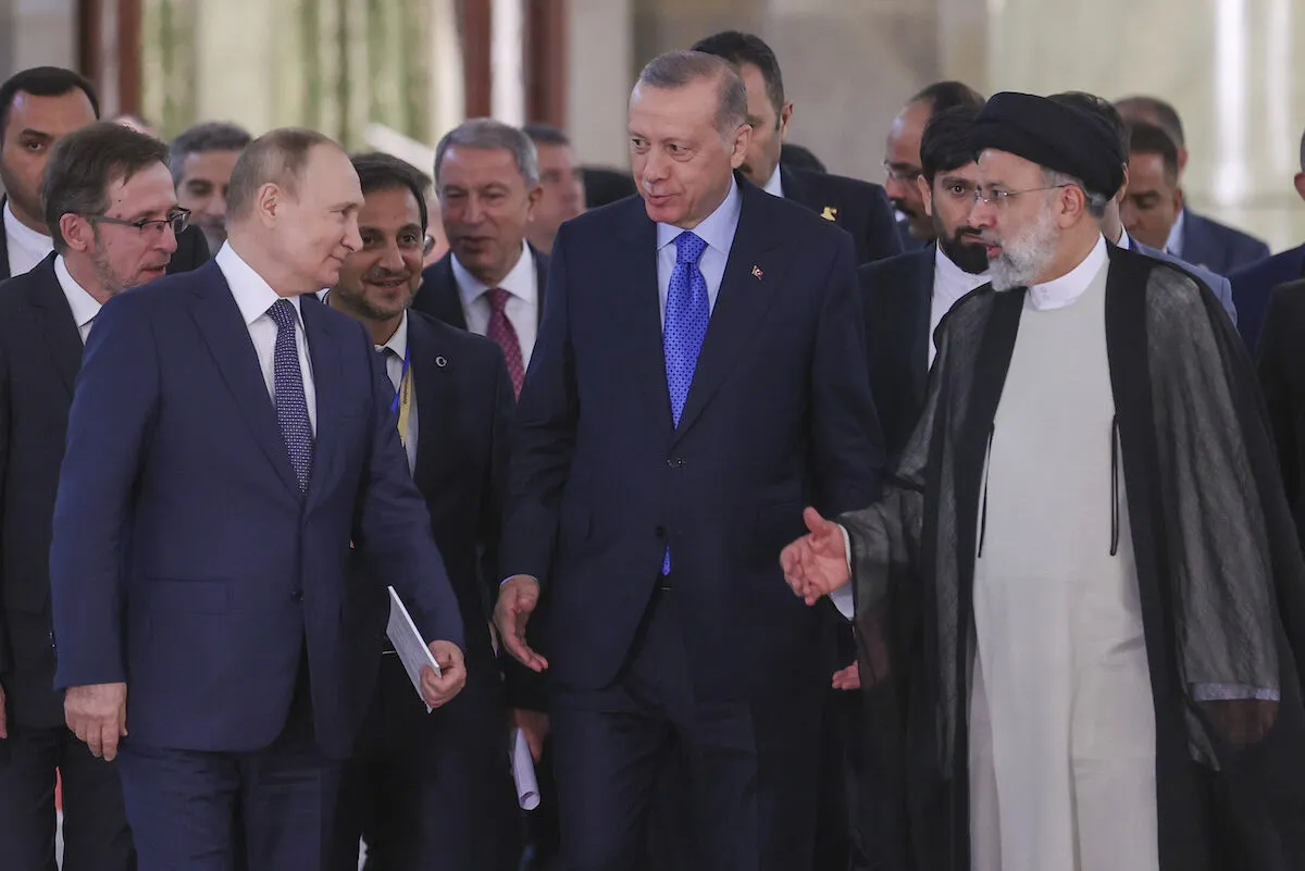 Presidente da Turquia Recep Tayyip Erdogan (centro), ao lado de seus homólogos russo Vladimir Putin e iraniano Ebrahim Raisi, durante coletiva de imprensa após a 7ª cúpula tripartite dos Acordos de Astana, em Teerã, capital do Irã, 19 de julho de 2022 [Mustafa Kamaci/Agência Anadolu]