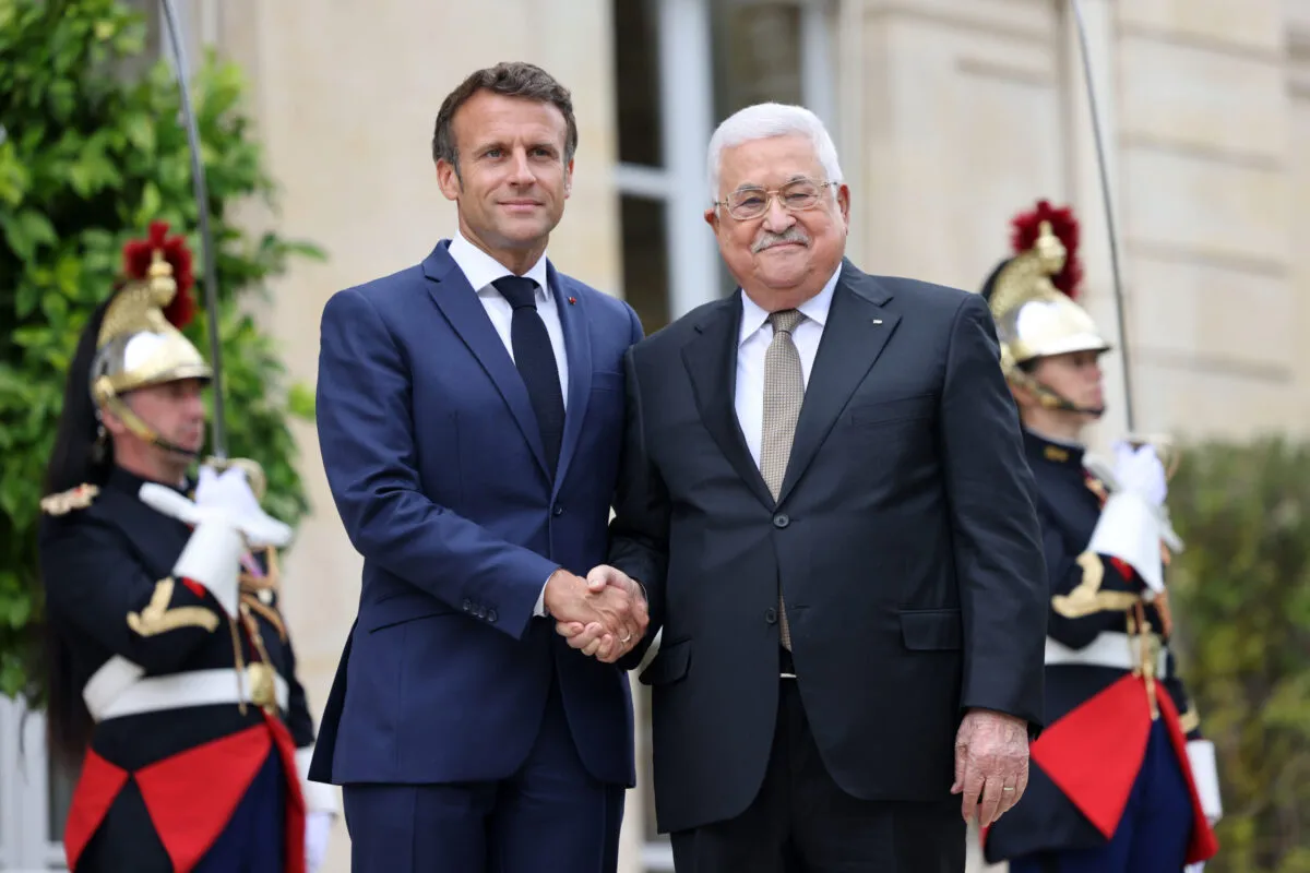 Presidente da França Emmanuel Macron recebe seu homólogo palestino Mahmoud Abbas no Palácio do Eliseu em Paris, 20 de julho de 2022 [Presidência Palestina/Agência Anadolu]
