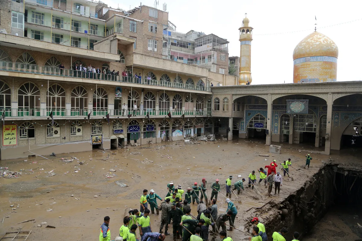 Equipes tentam drenar a água e limpar as ruas após tempestades em Teerã, 28 de julho de 2022 [Fatemeh Bahrami/Agência Anadolu]
