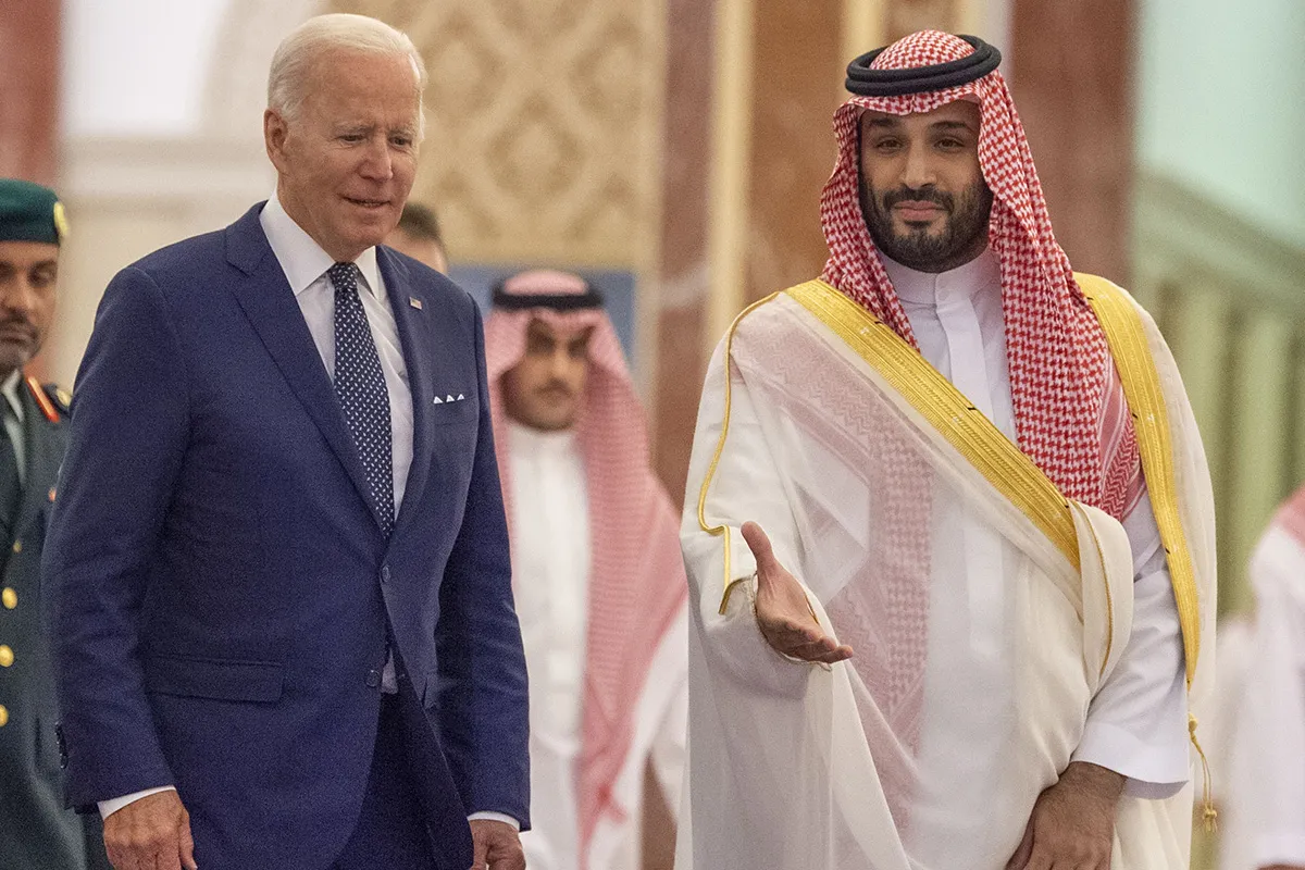 Presidente dos EUA Joe Biden (esq.) encontra o príncipe herdeiro da Arábia Saudita Mohammed bin Salman (dir.) em Jeddah, Arábia Saudita, em 15 de julho de 2022 [Corte Real da Arábia Saudita/Agência Anadolu]
