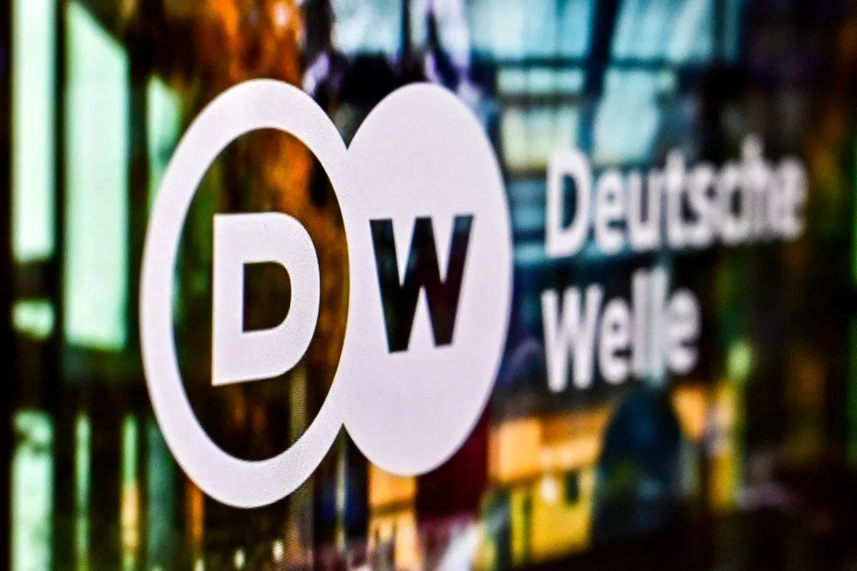Logotipo da emissora alemã Deutsche Welle, em 3 de fevereiro de 2022 [Yuri Kadobnov/AFP via Getty Images]
