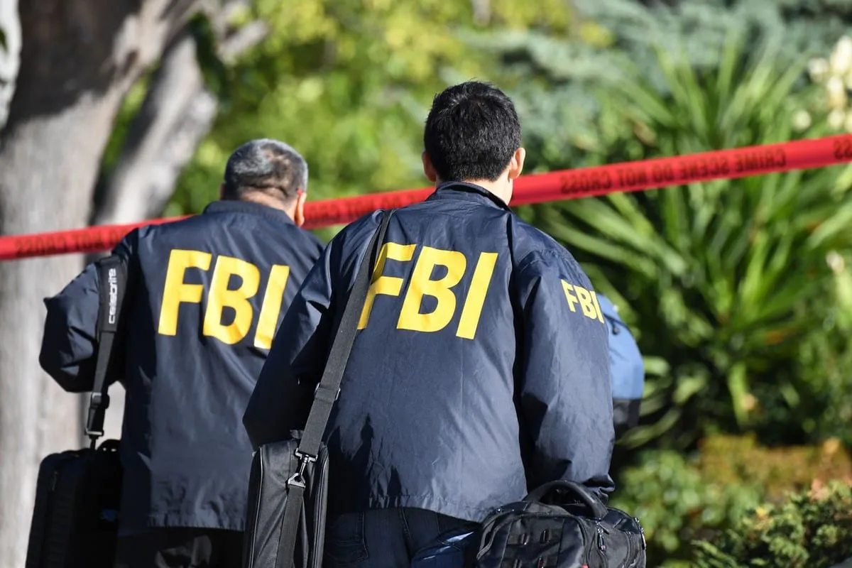 Agentes do Departamento Federal de Investigação dos Estados Unidos (FBI), durante operação na Califórnia, em 8 de novembro de 2018 [Robyn Beck/AFP/Getty Images]
