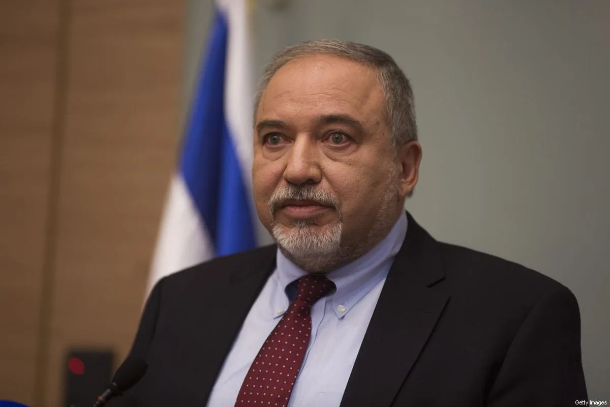 Avigdor Lieberman, então Ministro da Defesa de Israel, durante coletiva de imprensa no parlamento (Knesset), em Jerusalém ocupada, 14 de novembro de 2018 [Lior Mizrahi/Getty Images]
