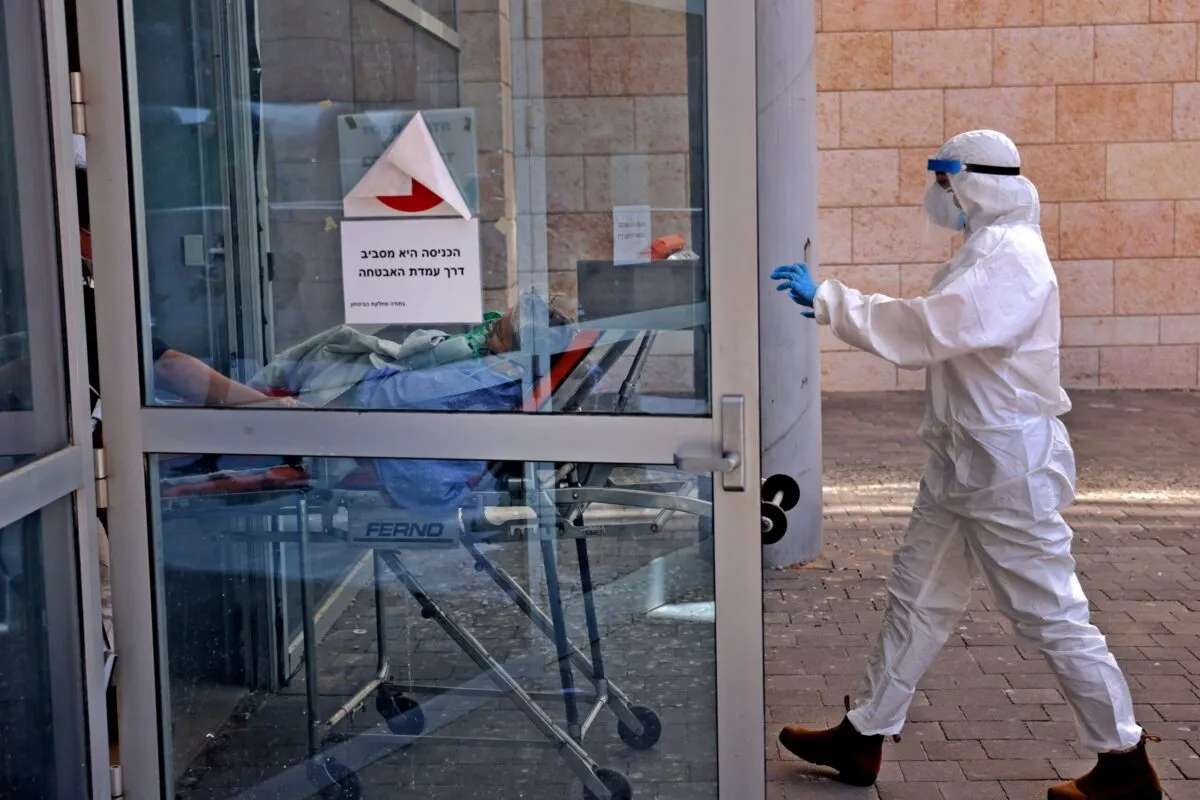 Um médico no Hospital Hadassah Ein Kerem em Jerusalém em 15 de agosto de 2021 [Menahem Kahana/AFP via Getty Images]
