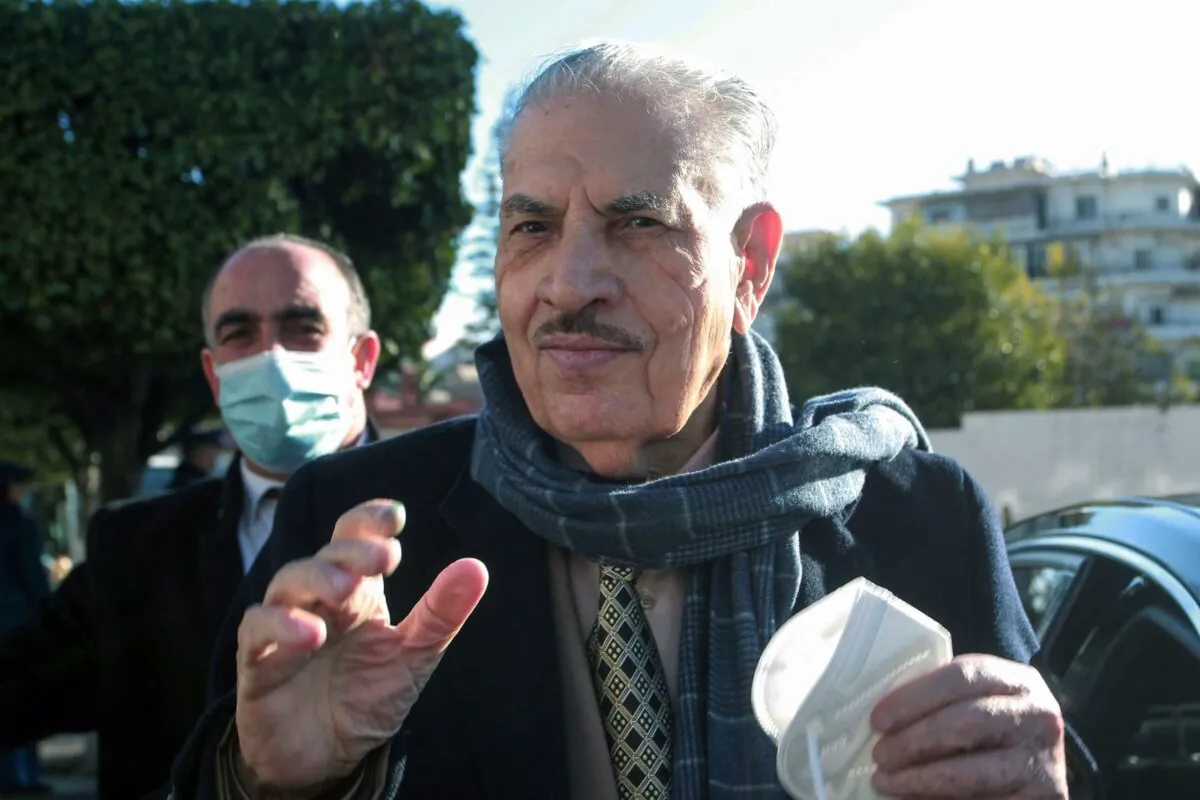 O presidente do Parlamento argelino, Salah Goudjil, chega para votar durante as eleições municipais e provinciais, em uma assembleia de voto na capital Argel, em 27 de novembro de 2021 [AFP via Getty Images] 
