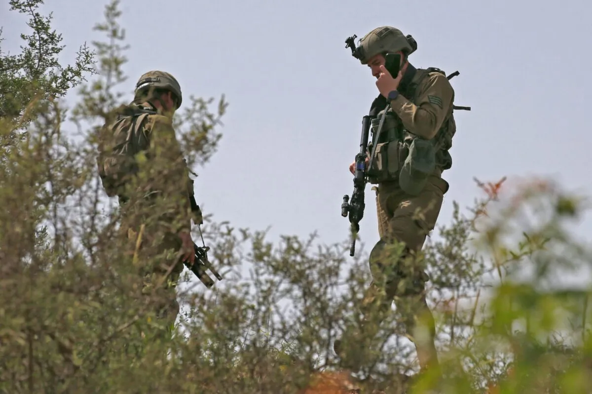 Soldados israelenses na fronteira com o Líbano, 25 de abril de 2022 [Jalaa Marey/AFP via Getty Images]
