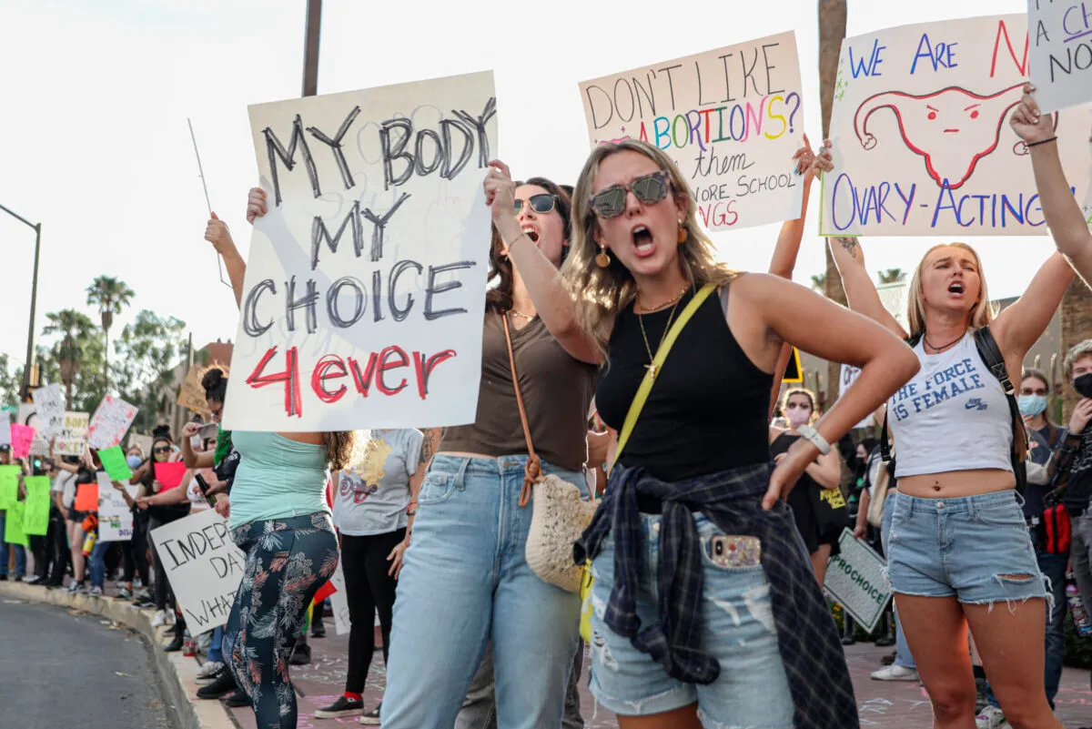 Manifestantes pelos direitos ao aborto cantam durante um comício Pro Choice no Tribunal Federal de Tucson em Tucson , Arizona, segunda-feira, 4 de julho de 2022 [SANDY Huffaker/AFP via Getty Images]
