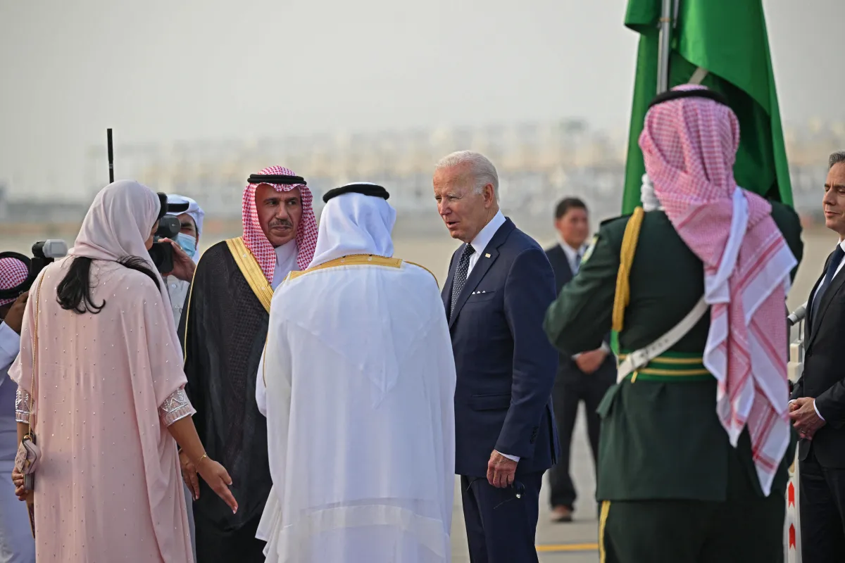 Presidente dos EUA Joe Biden é recebido no Aeroporto Internacional Rei Abdulaziz em Jeddah, Arábia Saudita, 15 de julho de 2022 [Mandel Ngan/AFP/Getty Images]

