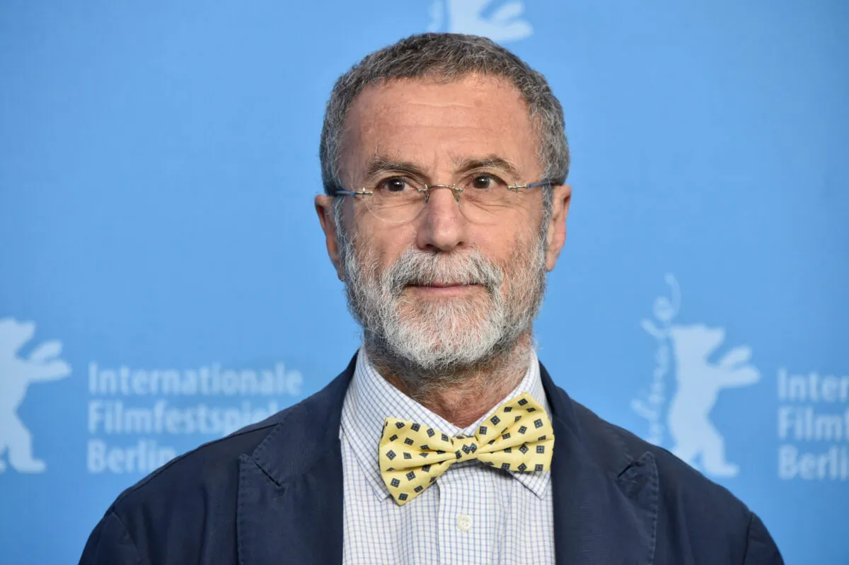 Yossi Melman, que revelou o massacre em que soldados egípcios foram queimados vivos por Israel, em 17 de fevereiro de 2016 em Berlim, Alemanha [Pascal Le Segretain/Getty Images]
