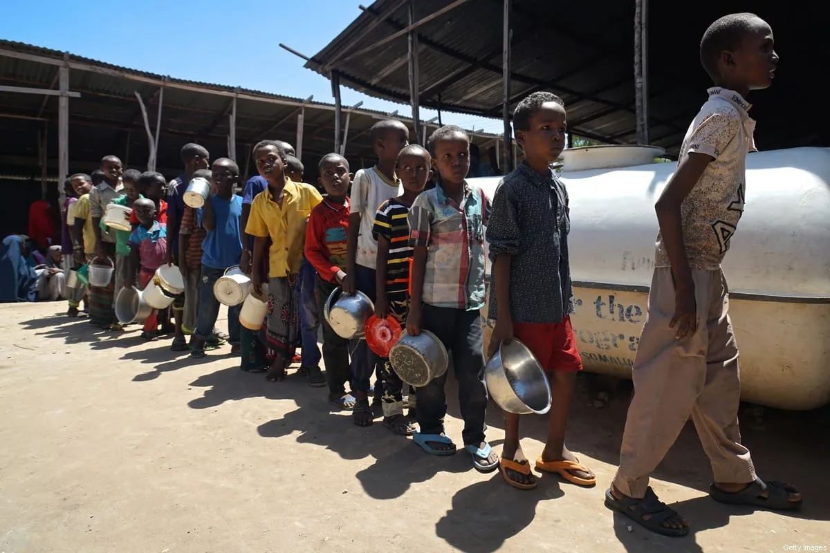Meninos somalis esperam na fila de um centro de distribuição de 'alimentos úmidos' do programa World Food no centro de Mogadíscio [Giles Clarke/Getty Images]


