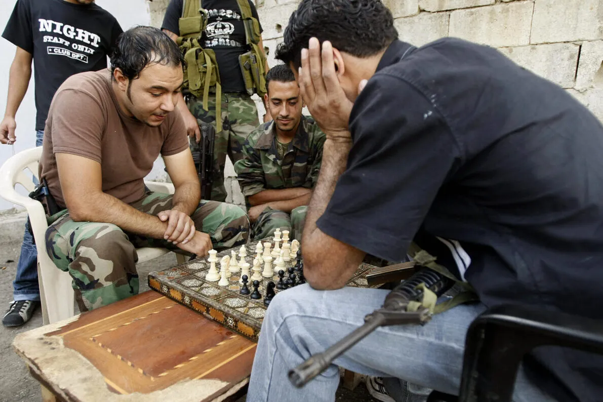 Palestinos jogam xadrez em 18 de outubro de 2007 [Marwan Naamani/AFP via Getty Images]
