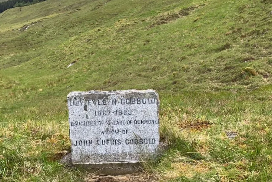 A sepultura da convertida muçulmana Lady Evelyn Cobbold, enterrada nas Highlands escocesas [Yvonne Ridley]

