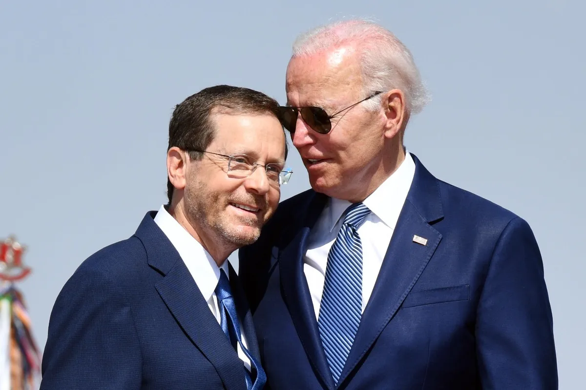 Presidente dos EUA Joe Biden é recebido pelo presidente israelense Isaac Herzog  no Aeroporto Ben Gurion, perto de Tel Aviv, 12 de julho de 2022 [Governo de Israel/Agência Anadolu]