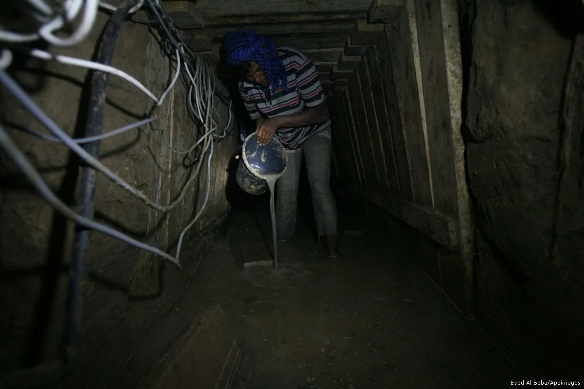 Túnel palestino entre Gaza e Egito, 10 de setembro de 2013 [Eyad Al Baba/Apaimages]
