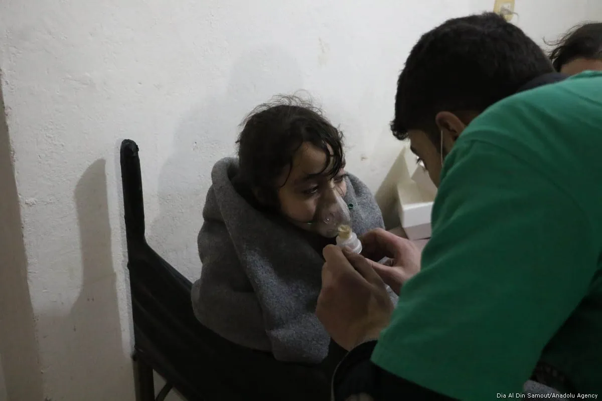 Criança síria recebe tratamento médico após ataque químico conduzido por forças do regime de Bashar al-Assad contra Ghouta Oriental, na Síria, em 7 de março de 2018 [Dia Al Din Samout/Agência Anadolu]
