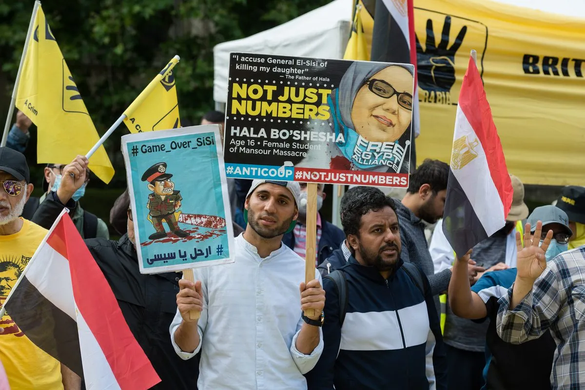 Comunidade egípcia no Reino Unido protesta em frente ao parlamento no oitavo aniversário do massacre contra civis da Praça de Rabaa, em Londres, 14 de agosto de 2021 [Wiktor Szymanowicz/Agência Anadolu]