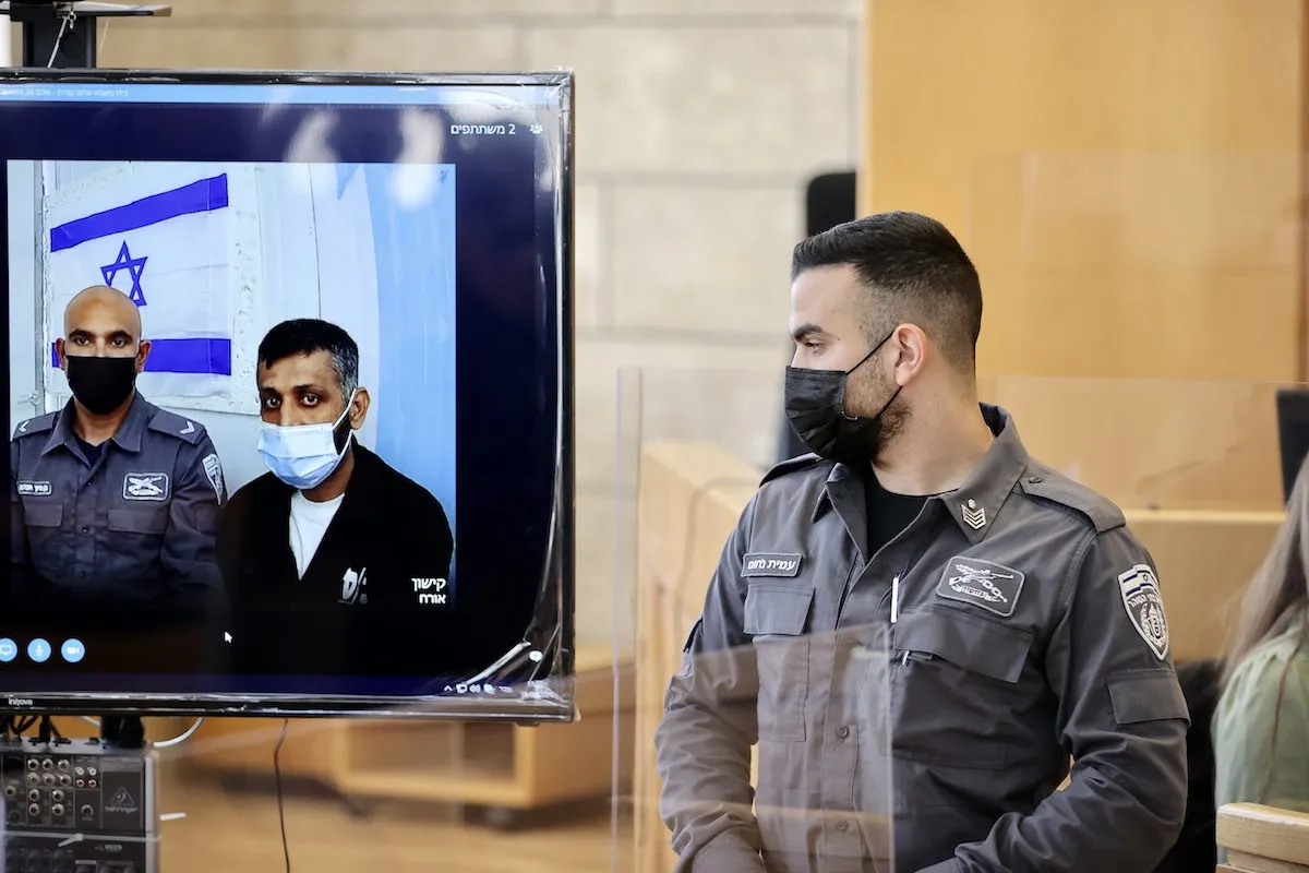 Audiência judicial de Zakaria Zubeidi, Mahmoud al-Arida, Yakub Qaderi e Mohammad Al-Arida – quatro dos seis fugitivos de Gilboa – por meio de videoconferência em Nazaré, no território considerado Israel, em 19 de setembro de 2021 [Mostafa Alkharouf/Agência Anadolu]
