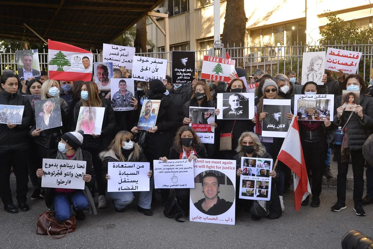 Parentes das vítimas da explosão no porto de Beirute – em 4 de agosto de 2020 – realizam manifestação em frente ao Palácio de Justiça, na capital libanesa, em 17 de janeiro de 2022 [Houssam Shbaro/Agência Anadolu]
