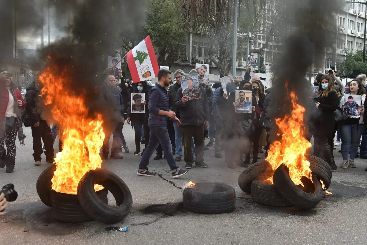 Familiares das vítimas da explosão no porto de Beirute – em 4 de agosto de 2020 – protestam em frente ao Palácio de Justiça, na capital libanesa, em 7 de fevereiro de 2022 [Houssam Shbaro/Agência Anadolu]
