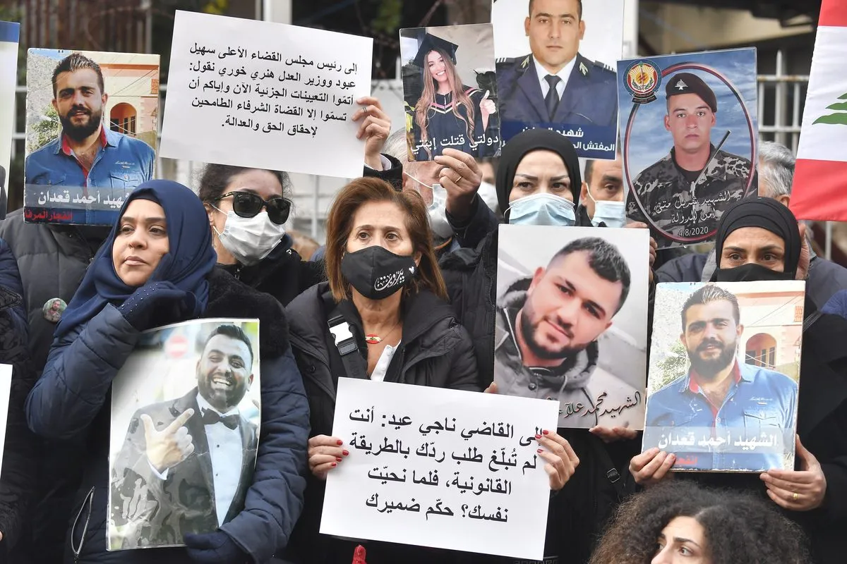 Parentes das vítimas da explosão no porto de Beirute – 4 de agosto de 2020 – realizam ato em frente ao Palácio da Justiça, na capital libanesa, em 7 de fevereiro de 2022 [Houssam Shbaro/Agência Anadolu]
