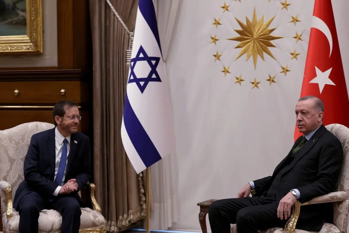 Presidente da Turquia Recep Tayyip Erdogan encontra-se com seu homólogo israelense Isaac Herzog em Ancara, 9 de março de 2022 [Murat Kula/Agência Anadolu]
