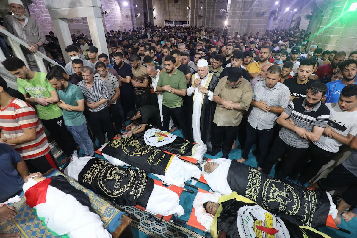 Palestinos realizam funerais para os mártires dos ataques israelenses na Faixa de Gaza em 5 de agosto de 2022 [Mohammed Asad/Monitor do Oriente Médio]
