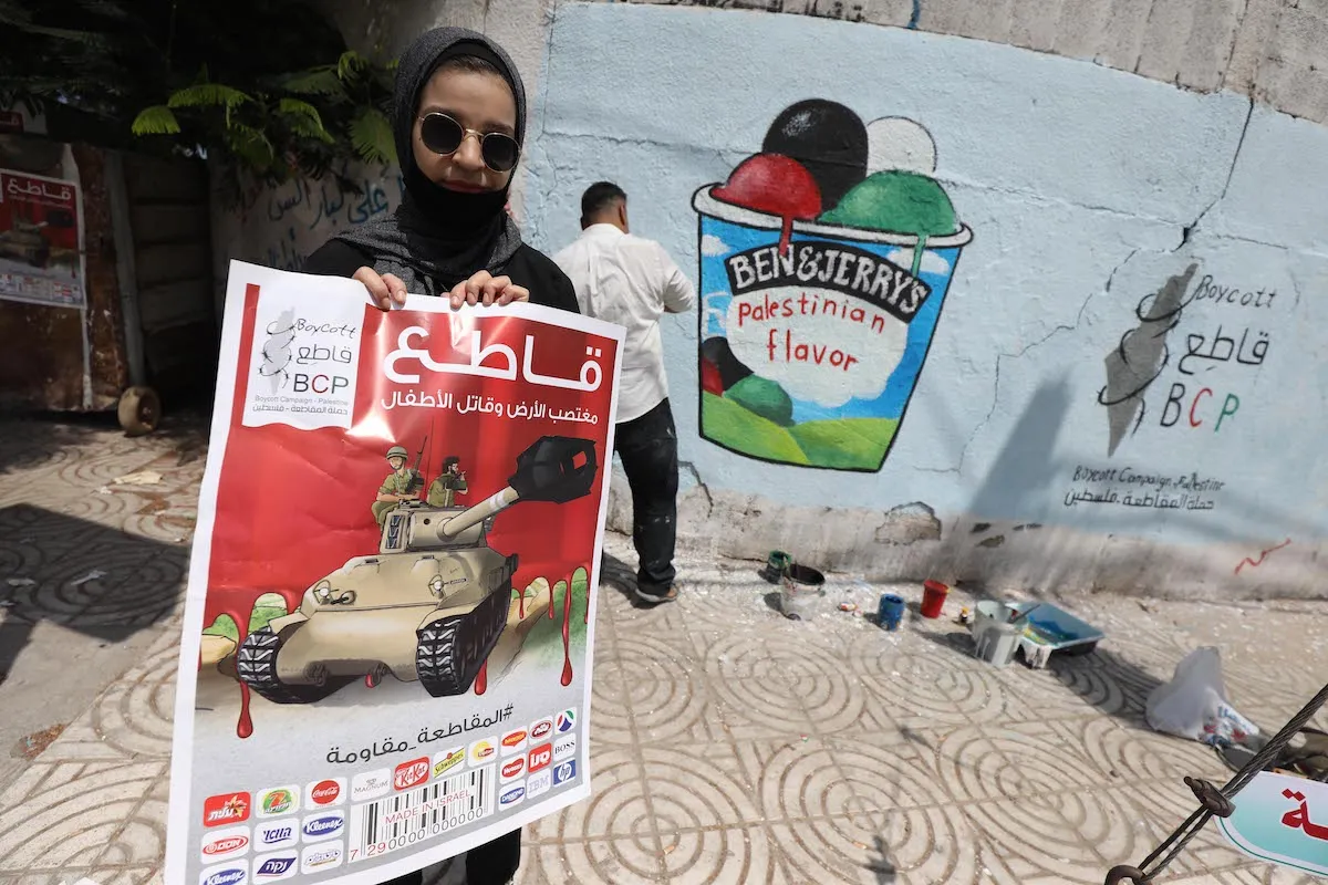 Palestinos se levantam em apoio à Ben & Jerry's em Gaza em 29 de julho de 2021 [Mohammed Asad/Monitor do Oriente Médio]
