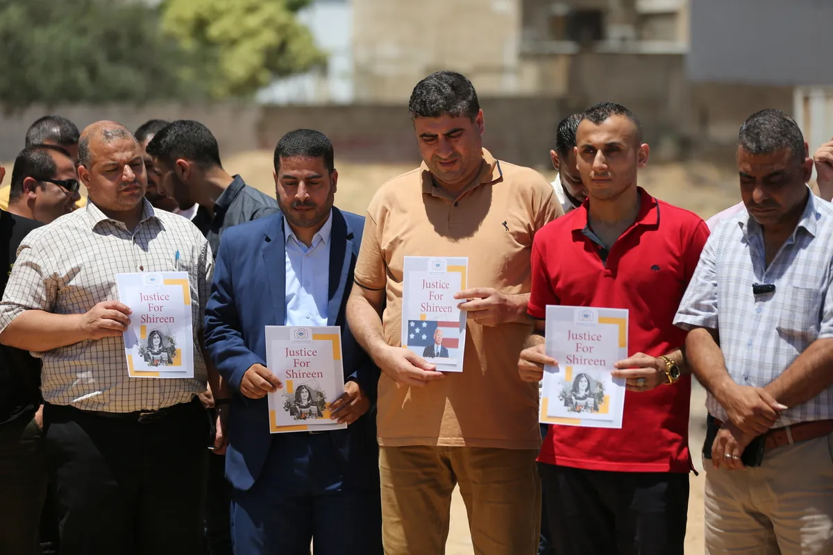 Protesto exigindo justiça para o jornalista palestino-americano Shireen Abu Akleh em Gaza em 13 de julho de 2022 [Mohammed Asad/Monitor do Oriente Médio]
