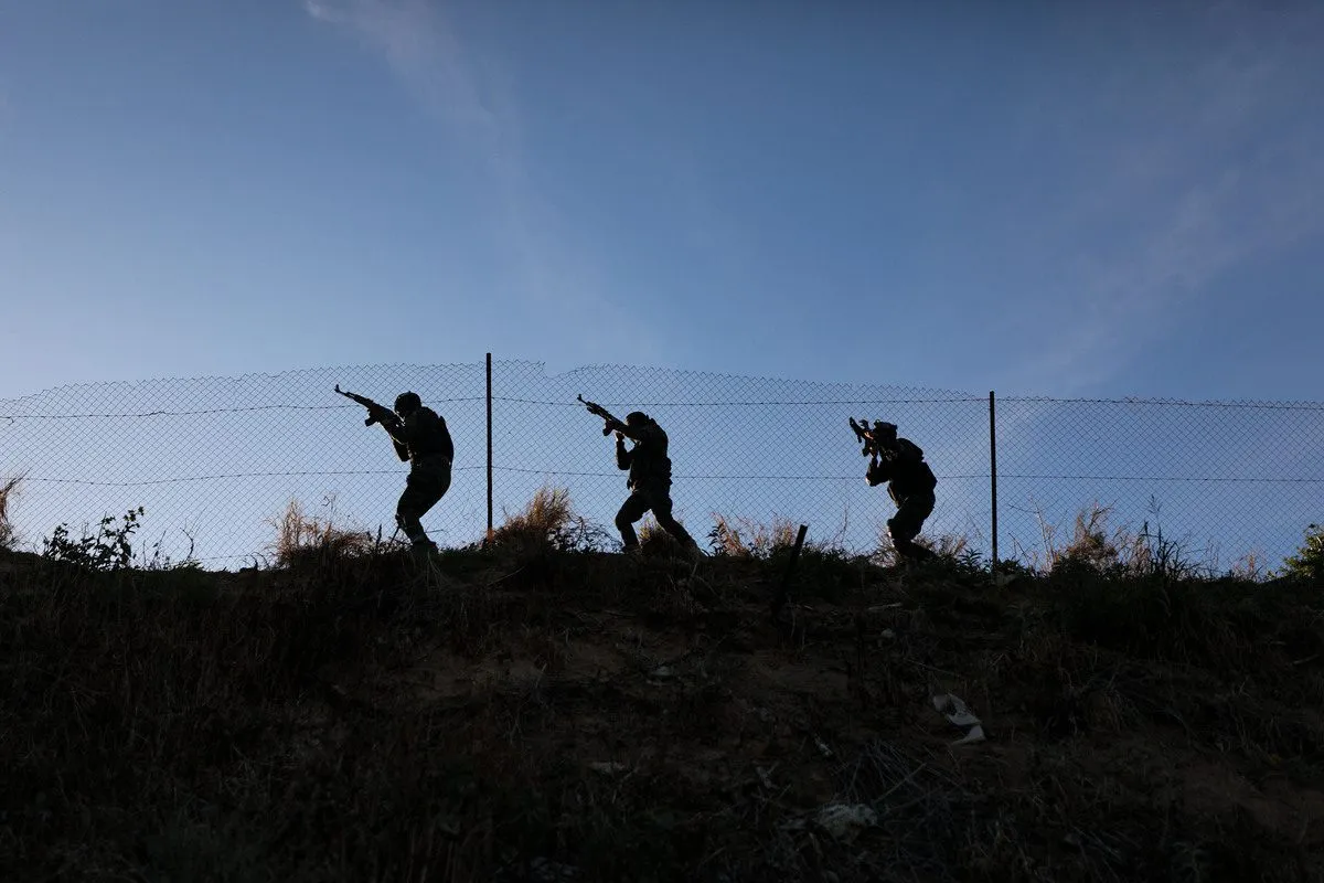 As Brigadas Quds, ala militar da Jihad Islâmica em Gaza patrulham a fronteira entre Gaza e Israel contra uma possível infiltração de Israel, em 21 de abril de 2022. [Mustafa Hassona - Agência Anadolu]