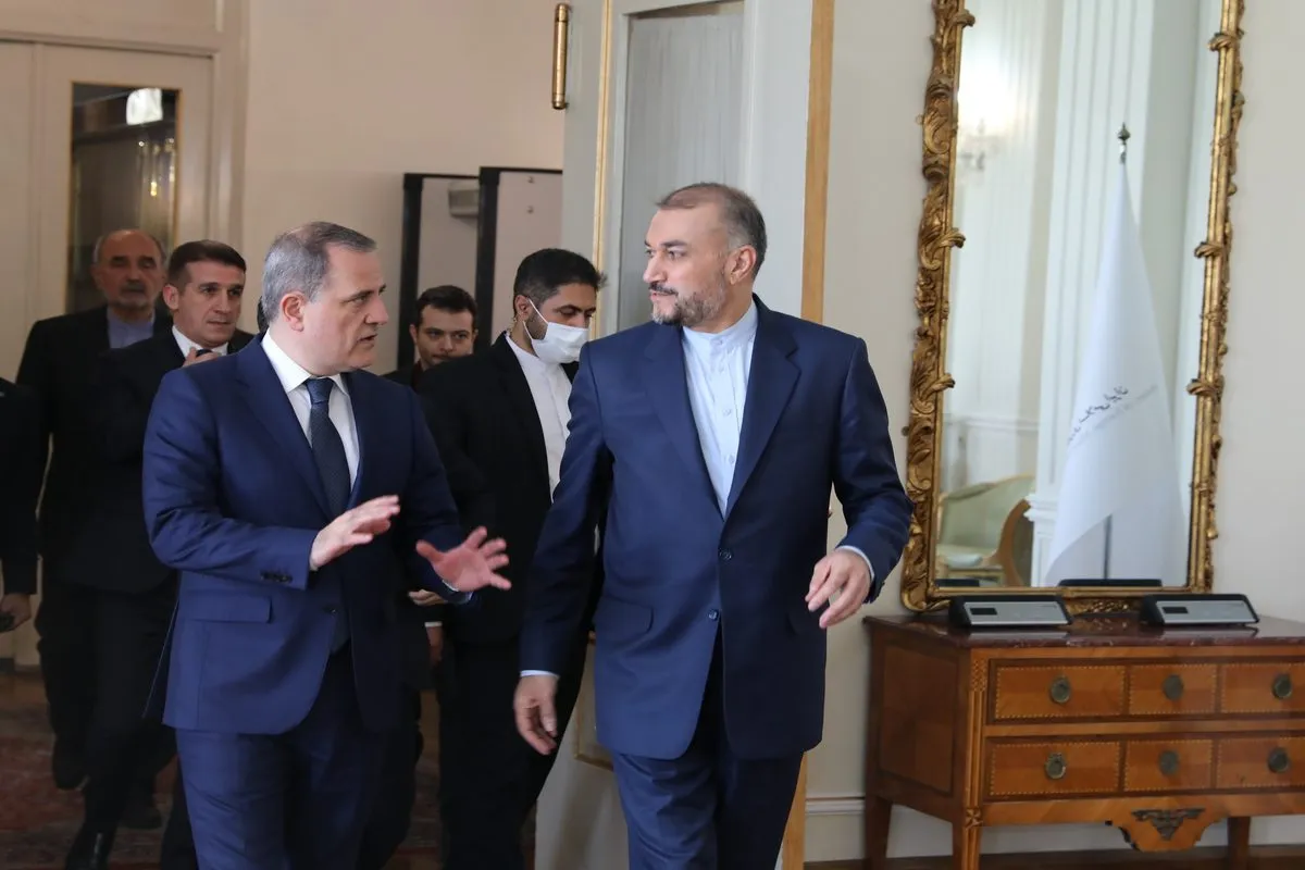 Ministro das Relações Exteriores do Azerbaijão, Ceyhun Bayramov ( esq.) encontra-se com seu colega ministro das Relações Exteriores do Irã, Hossein Amir Abdollahian (dir.), durante sua visita oficial em Teerã, Irã, em 04 de julho de 2022. [Ministério das Relações Exteriores do Irã/Agência Anadolu]
