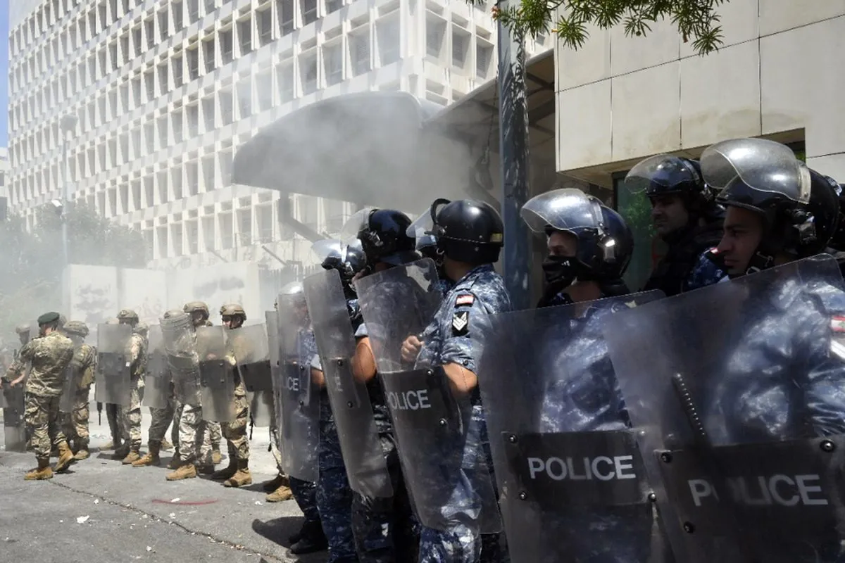 Polícia libanesa reprime protesto contra congelamento de contas bancárias há dois anos, sob ordens do governo, em frente ao Banco Central, em Beirute, 7 de julho de 2022 [Hussam Shbaro/Agência Anadolu]
