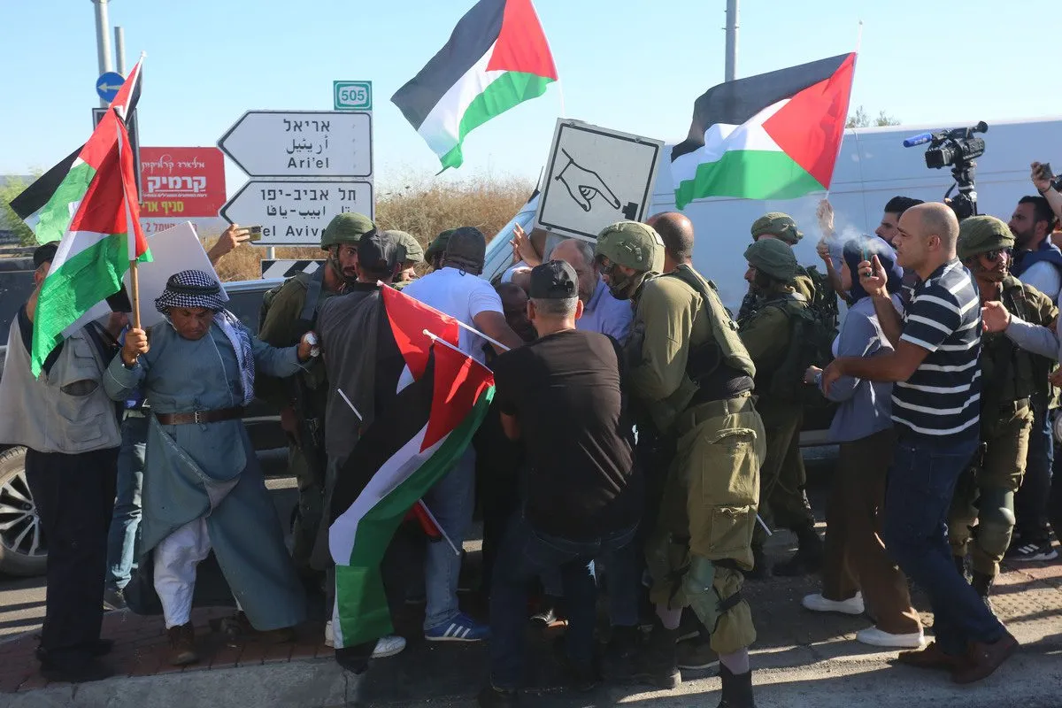 Forças israelenses intervêm em manifestantes palestinos durante uma manifestação contra assentamentos judaicos planejados para serem construídos em Salfit, Cisjordânia, em 27 de julho de 2022. [Nedal Eshtayah/ Agência Anadolu]